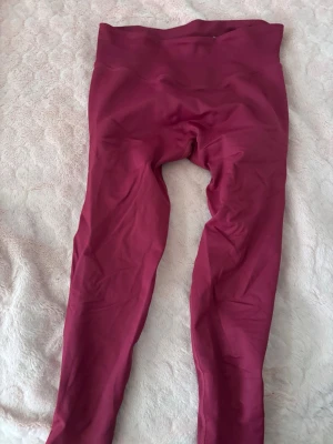 Vinröda aura seamless leggings från Relode - Snygga vinröda seamless leggings från Relode med hög midja och stretchigt material. Perfekta för träning eller chill, med diskret logga bak i midjan. Tight passform och mjuk känsla. Ny pris 700kr ej andvända