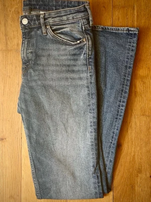 Bootcut jeans regular waist - Säljer ett par klassiska blå jeans från &Denim (H&M) med bootcut passform och fem fickor. Innerbenslängd: 79 cm.