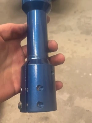 Blå aluminiumadapter med skruvhål - Säljer en blå adapter i aluminium med flera skruvhål och cylinderformad design. Perfekt för dig som behöver en stabil koppling mellan två delar, till exempel inom mekanik eller hobbyprojekt. Enkel att montera tack vare de förborrade hålen.