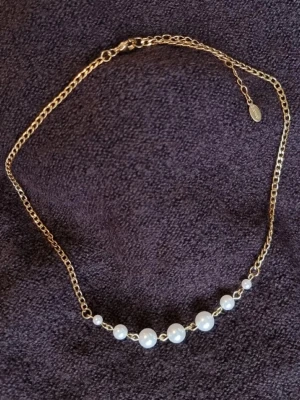 Stilfullt halsband med pärlor  - Material-rostfritt stål. Liknande Maria Nilsdotters smycke.✏️Beteckningen för rostfritt stål – 201 – en lägre klass, kan reagera snabbare med vatten, parfymer och oxidera.#19