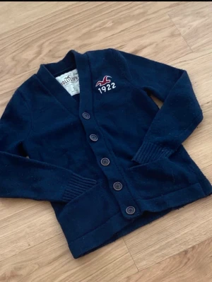 Hollister cardigan - Säljer en riktigt populär hollister cardigan. Skicket är 7/10. Storleken är S. Priset kommer ligga 500kr.
