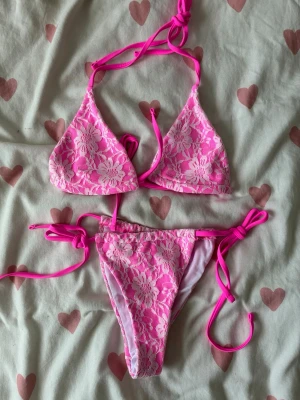 Rosa spetsbikini med knyt XS - Säljer vackra rosa/vit bikini. Storlek XS. Ny, oanvänd. Jag skulle tro att den ursprungligen beställdes från Shein.🤍