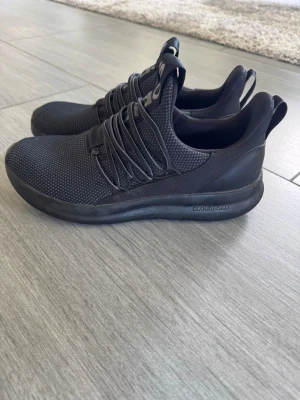 Adidas akor  - Säljer ett par Adidas skor, väldigt bekväma, användss ett par gånger. Säljs utan låda, pris går att diskutera 