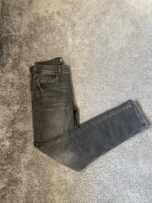 Svarta slim fit jeans - Tja jag säljer ett par feta svarta Jeans från zara. De är i storleken 158/164. De sitter väldigt skönt.