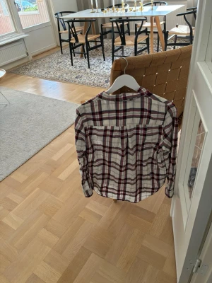 Rutig skjorta i vinrött och vitt - Snygg rutig skjorta i vinrött, vitt och mörkblått. Perfekt nu till sommaren så tveka ej att höra av er vid funderingar och ge gärna prisförslag! Obs passar mellan 175-180 