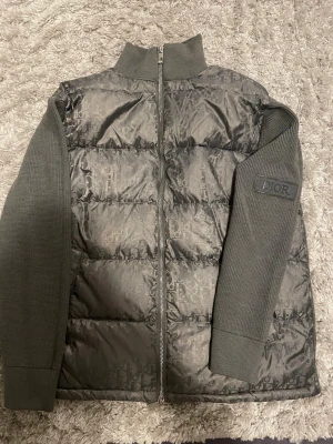 Cardigan - Säljer ett stilrent grå cardigan med deras ikoniska mönster. Kommer i originalförpackning. Helt ny, aldrig använd. OBS! Priset kan diskuteras och skriv för flera bilder.