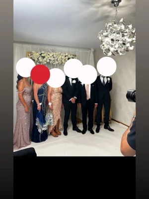 Mörkblå bröllop/balklänning med pärlor - BÄTTRE PRIS FÖR EN SNABB AFFÄR.Säljer en elegant mörkblå balklänning med enaxlad design och detaljerad silverfärgad pärl- och paljettbrodyr. Klänningen har figurnära passform och är tillverkad i ett glansigt tyg som ger en lyxig känsla. Perfekt för bal eller speciella tillfällen som bröllop.  Andast använd i några timmar!