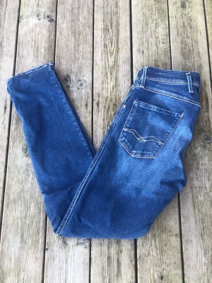 Replay Anbass - Säljer ett par riktigt snygga Replay Anbass. Storleken på jeansen är W29, L32. Passar XS/S/M. Perfekta till vardagslooken och passar till det mesta. Säljs för 249kr pga att jag inte får användning av dem och nypris är 1500-1800kr!☺️
