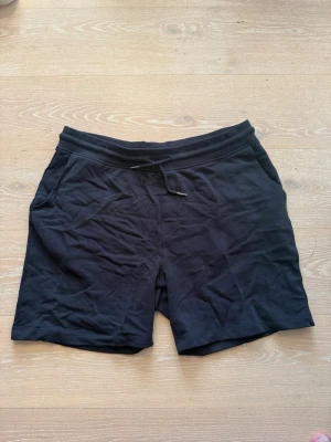 Mörkblå shorts från Lindbergh White - Svarta shorts från Lindbergh White med snörning i midjan och två sidofickor. Sköna och stilrena, perfekta för sommaren. Tillverkade i mjukt bomullsmaterial för en avslappnad känsla. Ny med prislappen kvar