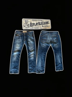 Vintage Replay Straight Jeans - Säljer ett par riktigt feta raka blå jeans från Replay med en riktigt snygg tvätt och en mild bootcut. Modellen heter Tillbor och har inte tillverkats sedan 2015. Jeansen är helt utan defekter förutom ett litet hål i vänstra framficka. Jeansens storlek är W33/L34, sitter som W32/L32 men hänvisar till måtten nedan.👇  Ytterbenslängd längd 102cm Innerbenslängd: 73cm Midja: 43cm Över lår: 25cm Benslut: 21cm  Hör av dig vid minsta fundering, kan gå ner i pris vid en snabb affär⭐️Jag gör inga returer❌