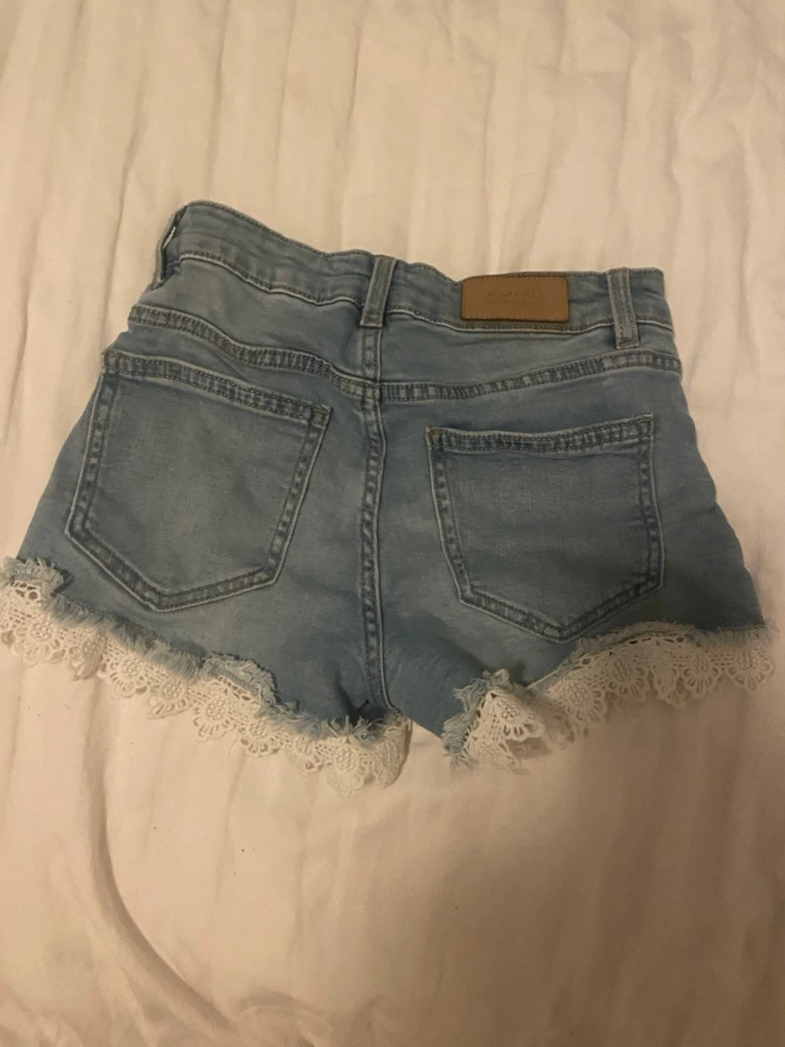 Blå jeansshorts med spetskant - 1