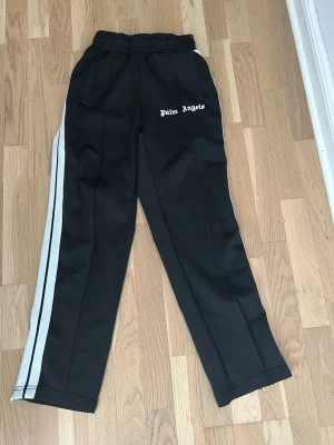 Palm Angels svarta mjukisbyxor - Säljer mina Palm angels byxor för dem kommer inte till användning. Kom gärna dm om ni är intresserade