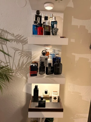 Mix av herrparfymer byte o köp - Samling av herrparfymer från märken som Prada, Hugo Boss, Versace och Ralph Lauren. Flakongerna har olika former och färger, bland annat röd, blå, svart och transparent. Modern design med både matta och blanka ytor. Perfekt för dig som gillar att variera doft.