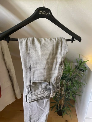 Jeans Jack&Jones  - Grå Chris Loose jeans från Jack&Jones. Storlek 27/30