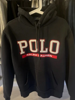 Mörkblå  hoodie från Polo Ralph Lauren - Snygg mörkblå hoodie från Ralph lauren (skriv för fler bilder) storlek S, skick 8/10. , 