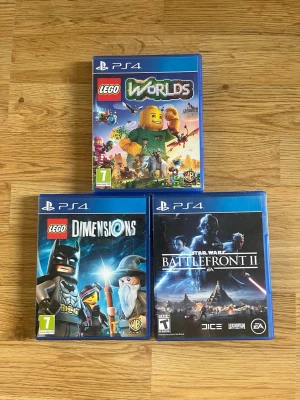 PS4 spel: LEGO Worlds, LEGO Dimensions, Star Wars Battlefront II - Tre PS4-spel: LEGO Worlds med färgglad LEGO-värld, LEGO Dimensions med Batman och Gandalf i äventyr, samt Star Wars Battlefront II med episka rymdstrider. Alla spel i blå plastfodral med snygga omslag. Perfekt för dig som gillar action, äventyr och LEGO.