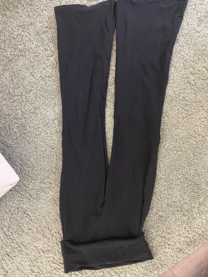 Svarta yoga pants från Cubus - Säljer ett par klassiska svarta yoga pants  från Cubus i storlek S. De är stretchiga och har en enkel, tight passform som sitter snyggt längs benen. Perfekta att matcha med oversized tröjor eller hoodies. Materialet känns mjukt och bekvämt mot huden.