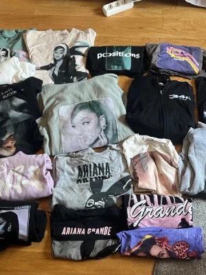 Ariana Grande merch - Lägger upp denna annons på nytt. Säljer MASSOR av Ariana Grande merch. Det är bara att skriva vad du är intresserad av så diskuteras pris och så. Om du är intresserad av en vara och vill köpa så skriv så gör jag en enskild annons för den varan så att du kan trycka ”köp” 