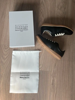 Maison Margiela - Maison Margiela gats Storlek 44📏 Skorna är i nyskick aldrig använda. Box och dustbag medföljer. Skorna skickas snabbt!🚚📦