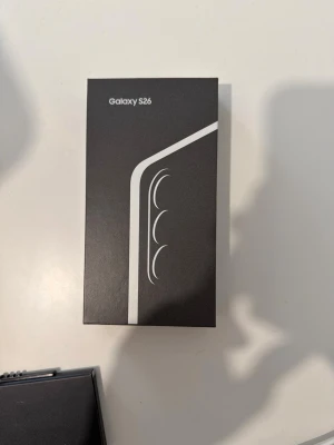 Samsung Galaxy S26 256gb oöppnad - Hej säljer Samsung Galaxy S26 256gb i färgen svart. Helt oanvänd och oöppnad, köpta den 28/5, kvitto på köp finns. Nypris i affär är 10.000kr Mobilen kan fraktas eller hämtas i Stockholm, vid ytterligare information kontakta 0790170102. Pris kan diskuteras och billigare vid snabb och smidig affär