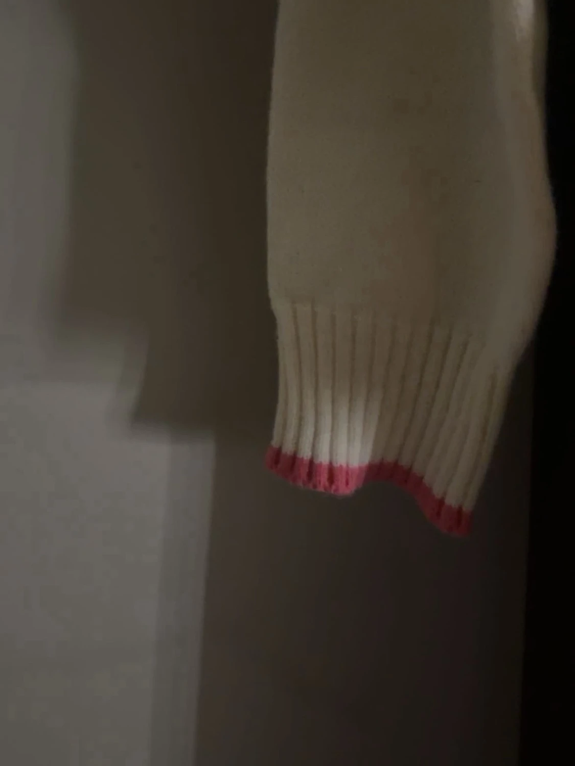 Vit stickad tröja med rosa detaljer - 3