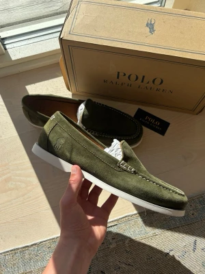 Ralph Lauren loafers ( HELT NYA )  - Ett par riktigt schyssta & eftertraktade olivgröna loafers från ralph lauren! || Strlk 43! || Skick 10/10 ( HELT NYA ) || Modell: Merton || Box & tag medföljer || Hör gärna av er vid intresse! 