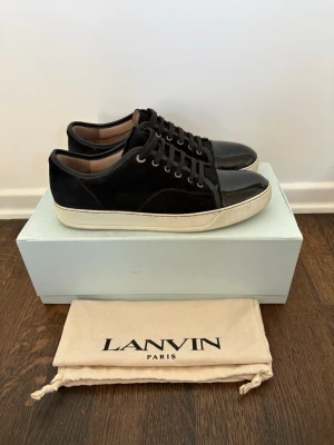 Lanvin skor - Säljer dessa feta lanvin skorna|| 9/10 skick|| cap toen är som ny|| box & dustbag finns|| uk 9|| perfekta inför sommaren!