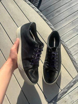 Lanvin skor - Ett par riktigt feta Lanvins i färgen navy | Storlek: UK10 / EU44 | Skick 8/10 | Nypris: 5200kr | Självklart äkta | Om du har några frågor så är det bara att skriva🤗