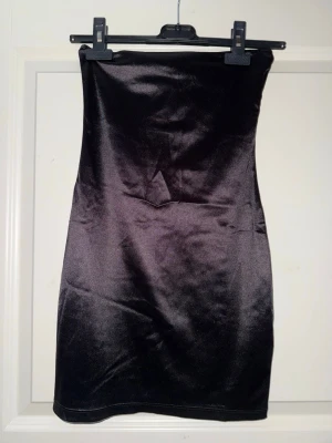 Vinröd/ brun mini klänning - Klänning från H&M, mini klänning aldrig använd. Storlek Xs, men passar även S. 