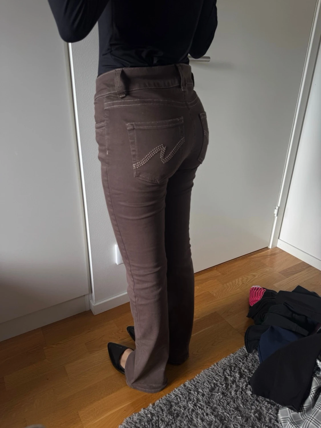 Bruna bootcut jeans med kontrastsömmar