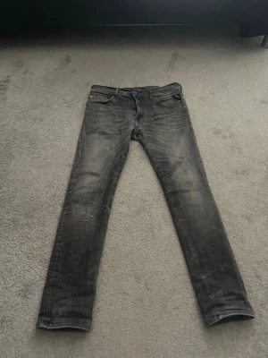 Replay jeans - Säljer pga att dom är för små. Väldigt bra skick utan skador eller något. Hör av er om frågor, buda på!!!!