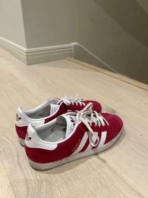 Adidas Gazelle röda sneakers - Säljer ett par klassiska Adidas Gazelle sneakers i rött mocka