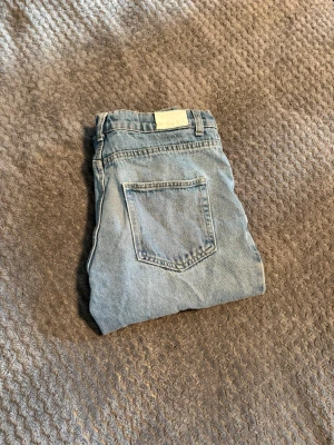 Denim Day Jeans - Baggy Denim Day Jeans i storlek 170, sitter som xs. Fint skick, ej mycket använda