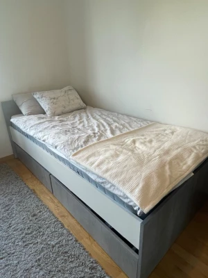 Sängram med förvaring - Konstfanér. Med förvaringsutrymme. Passar till resårbotten, resår- och skummadrasser 90x200 cm. Exkl. botten och madrass. B99 x L204 x H75 cm. Inga tydliga tecken på användning, ser som ny ut.