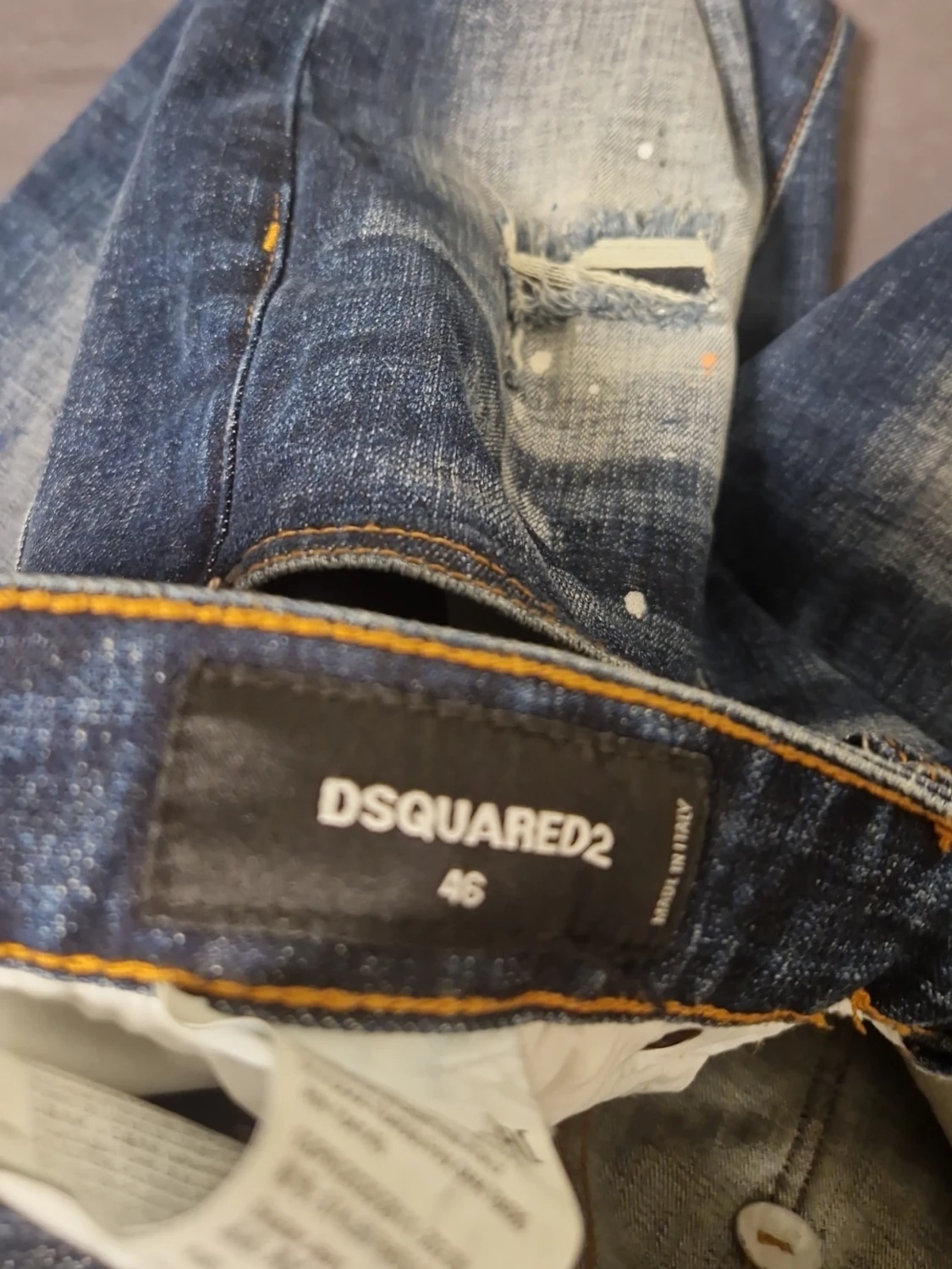 Mörkblå distressed jeans med färgstänk - 3