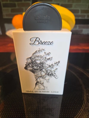 Lattafa Breeze Eau de Parfum - Lattafa Breeze Eau de Parfum i en vit, rektangulär flaska med svart lock. HELT FULL lös kork ej box