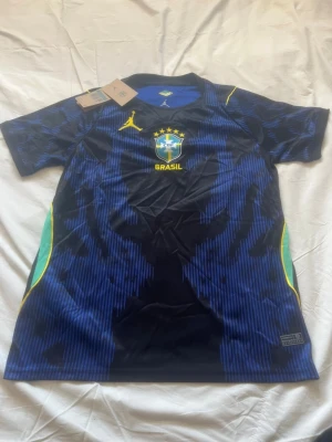 Brasiliens VM tröja 2026 storlekar S,M finns - Väldigt snygg många andra modeller finns och storlekar passa på nu när det är varmt ute välj gärna postorder,instabox följ oss gärna på tiktok Scandinavia_market mer saker finns kolla vår profil skriv vilken storlek ni vill ha innan ni köper !!