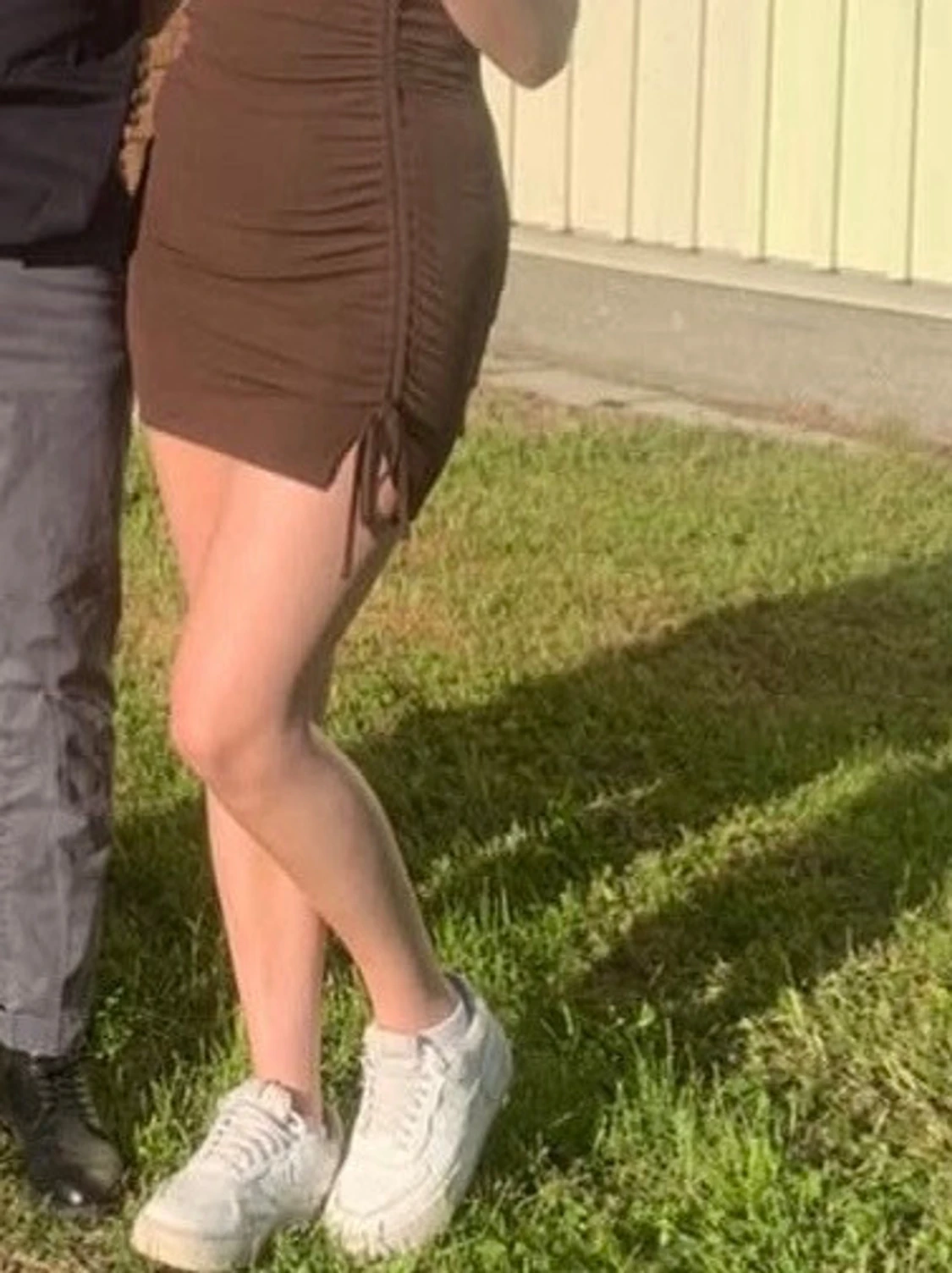Brun kort klänning med snörning - 1