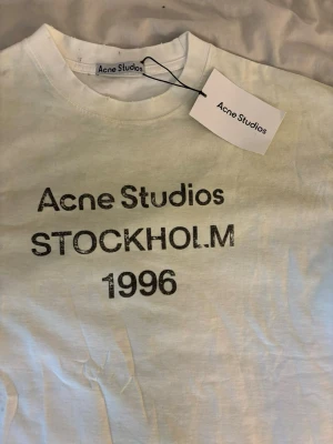 Acne Studios t-shirt - Vit t-shirt från Acne Studios. Helt ny anldrig använd. Storlek L.