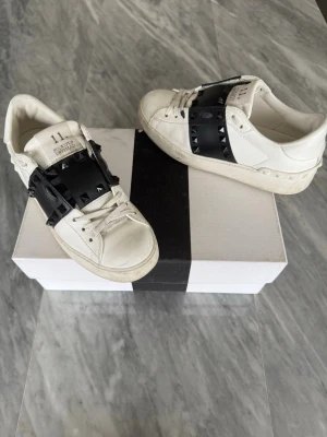 Valentino skor - Valentino Rockstud skor - Jättefint skick - Tillbehör: Valentino kort - Nypris: 6000kr - TrendWardrobe