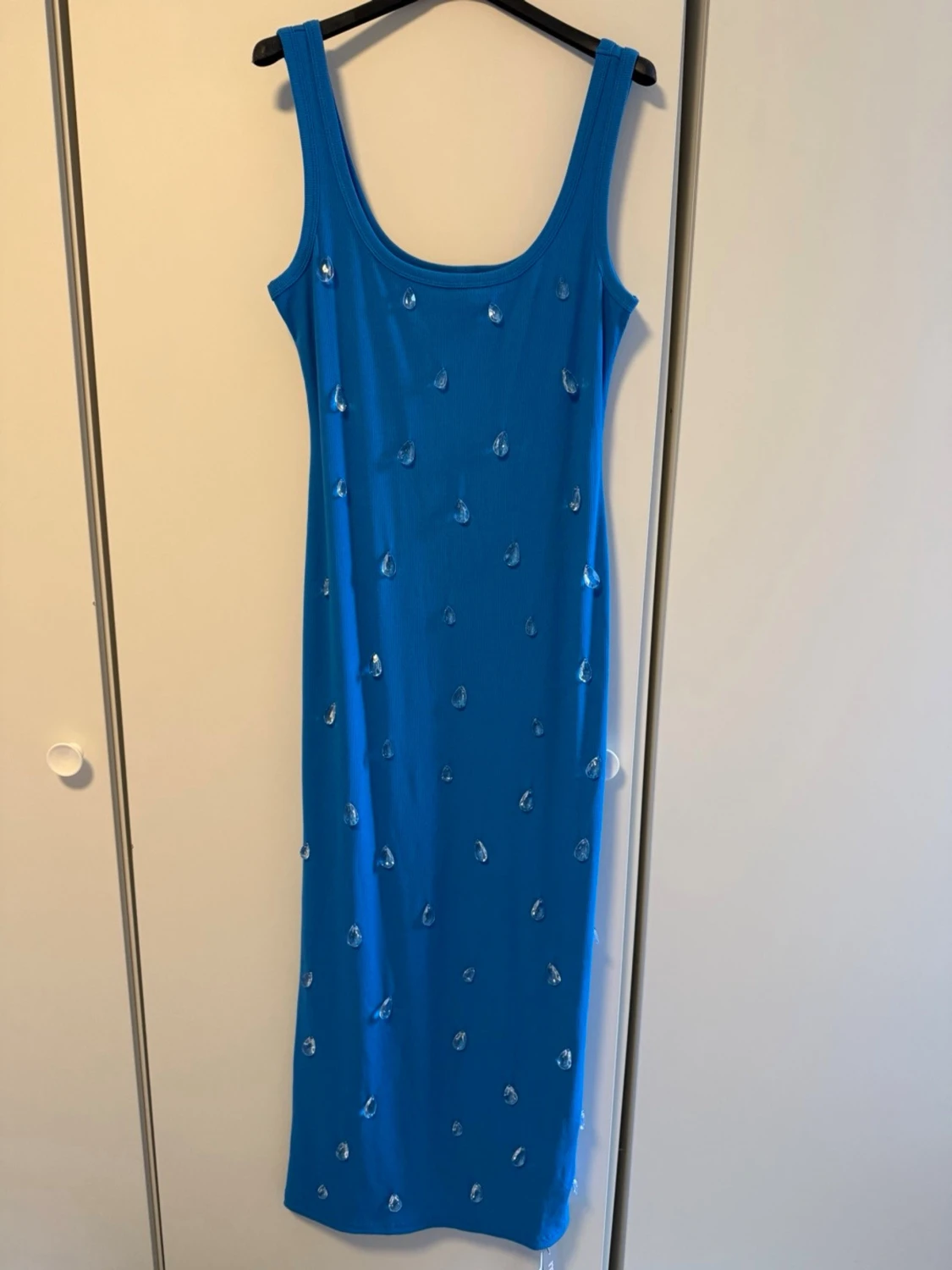 Blå långklänning med pärldetaljer