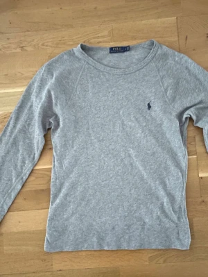 Ralph Lauren tröja - Jättefin Ralph Lauren tröja i väldigt bra skick! Köpt för 1900 säljs för 350. Dm för fler bilder. Storlek S vuxen