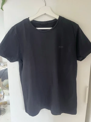 Svart t-shirt från BOSS - En stilren svart t-shirt från BOSS med diskret logga på bröstet. 