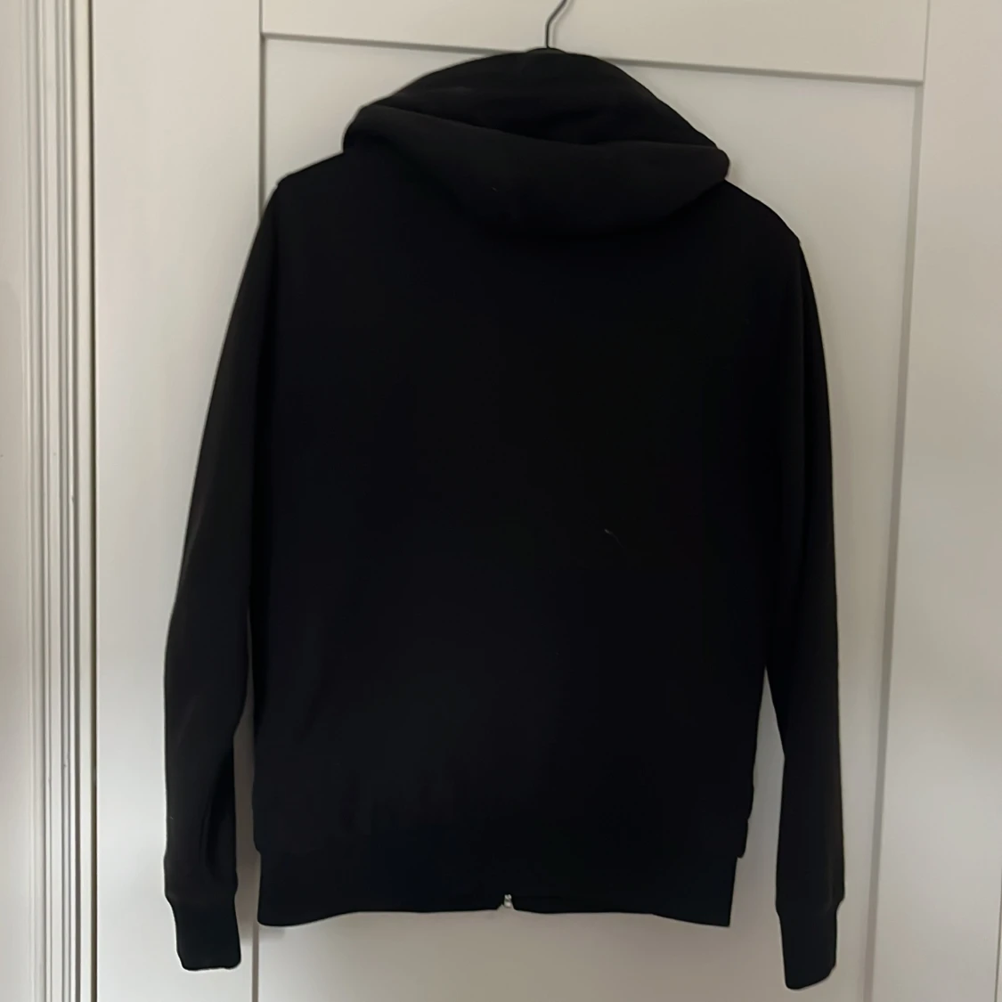 Svart pufferjacka med huva från Reiss - 2