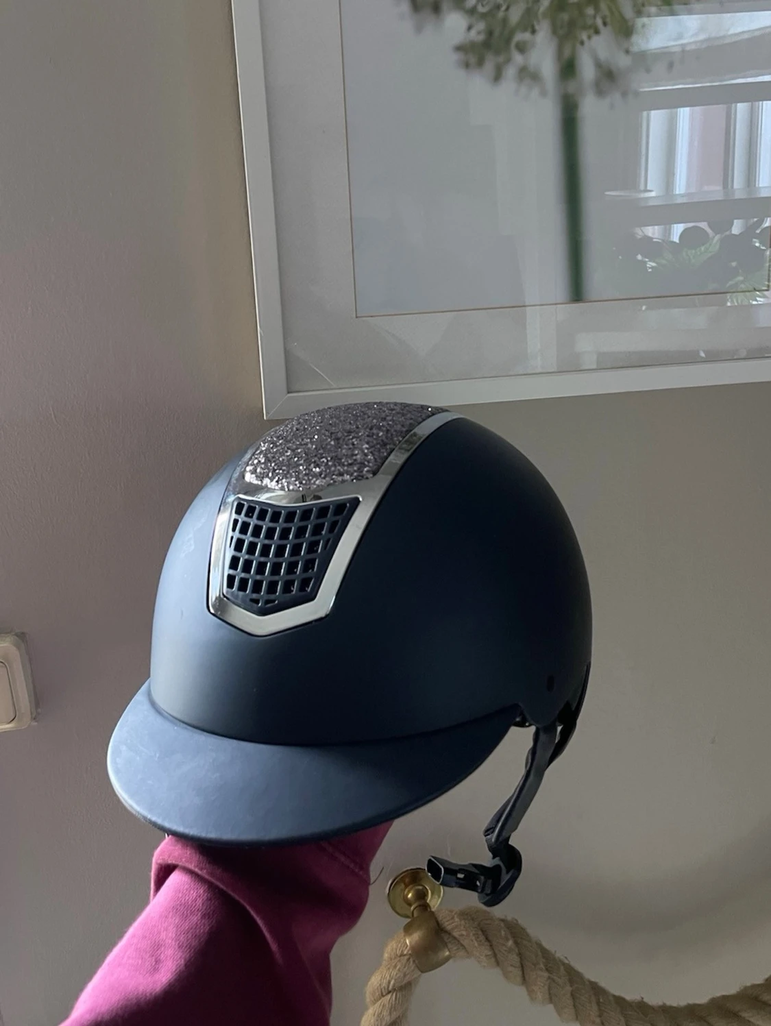 Mörkblå ridhjälm med glitterdetalj