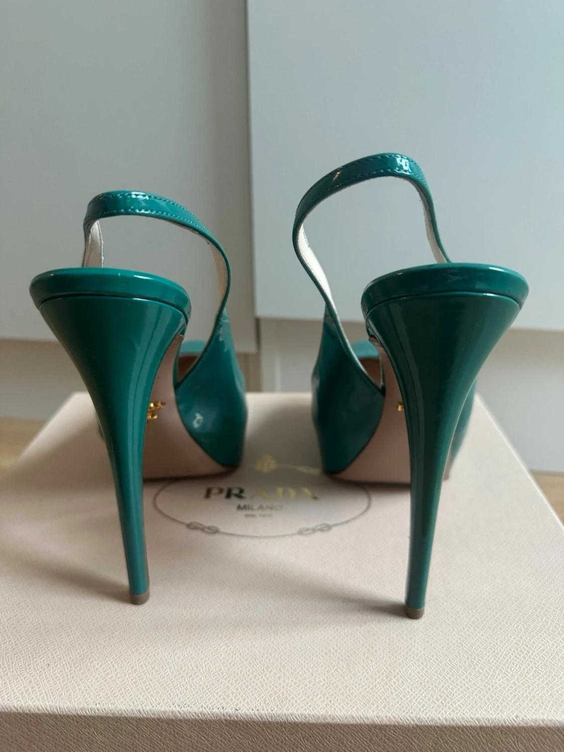 Petrol lackpumps från Prada - 2