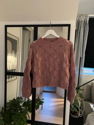 Rosa stickad tröja med hålmönster - Gullig dimrosa stickad tröja perfekt till sommaren från LMTD. I storlek 13-14 år men skulle säga att den passar perfekt på personer som har Xs. Använd ett fåtal gånger! 