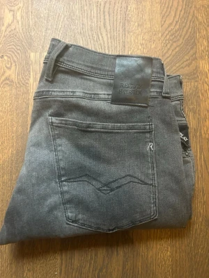 Replay anbass - Säljer mina nästan oanvända grå replay anbass, priset går att diskuteras hör av dig vid minsta fråga 🤩