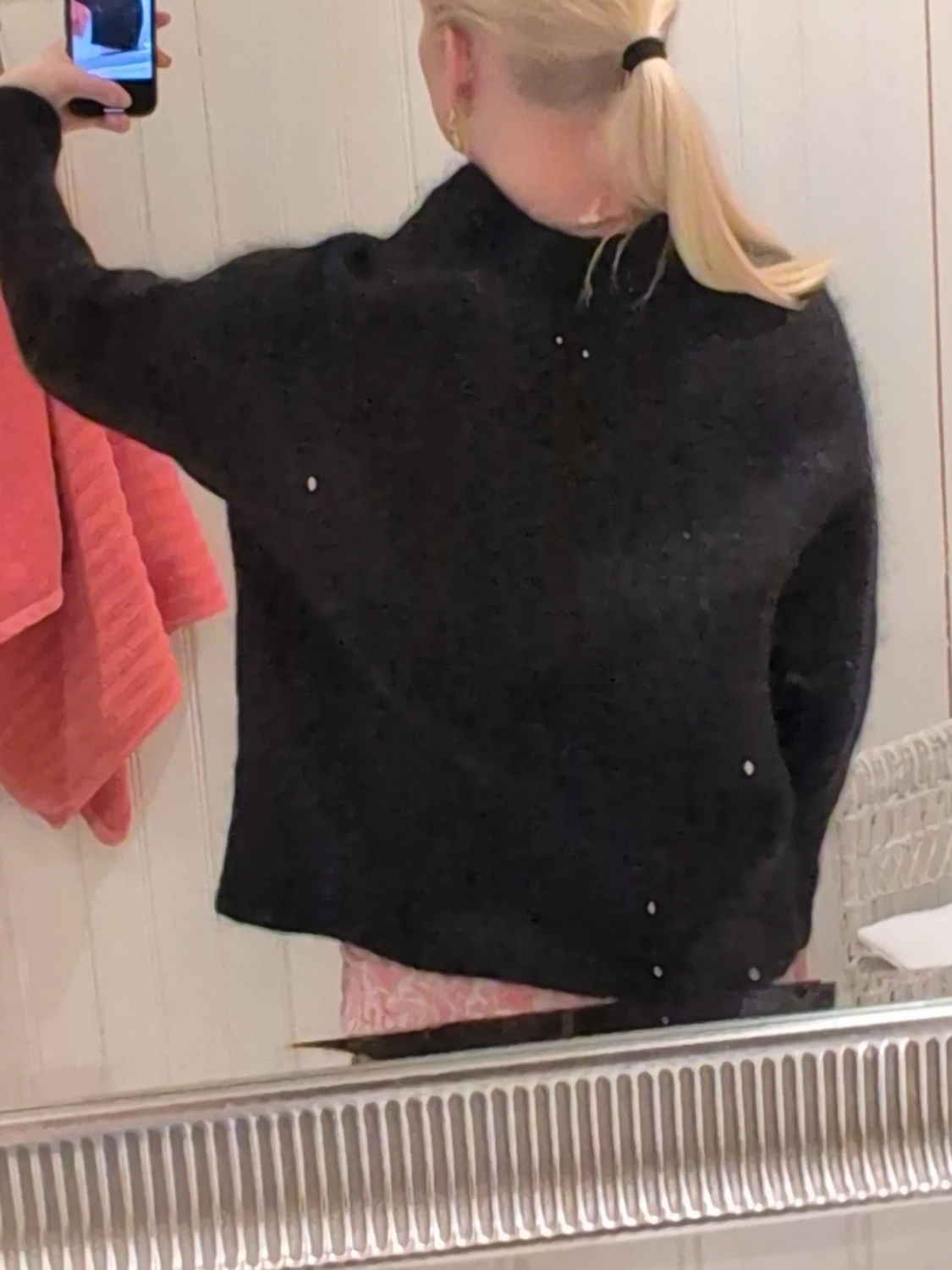 Svart stickad tröja med rund hals - 1