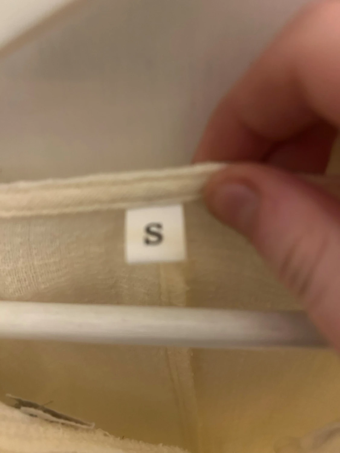 Beige blus med paisleymönster - 1